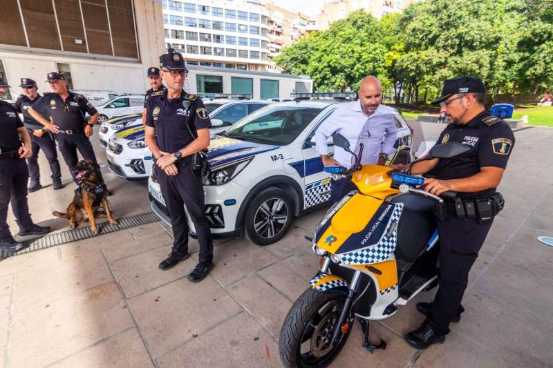 El Ayuntamiento de Benidorm testa un modelo de motocicleta eléctrica para incorporar a la Policía Local